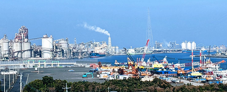 横浜港に並ぶクレーン